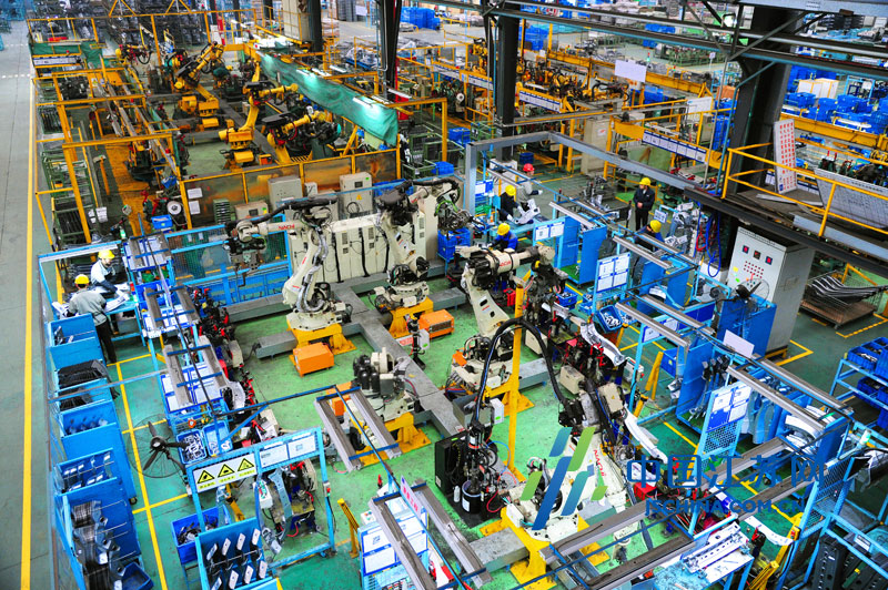 图为:工业机器人正在生产线上焊接汽车横梁.