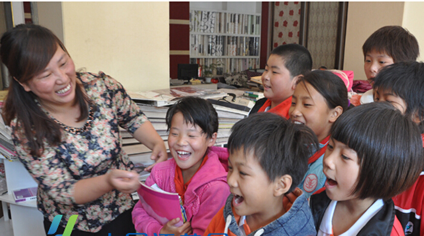 2014年10月份，孩子们到张矾的墙纸店领取学习用品以及衣物