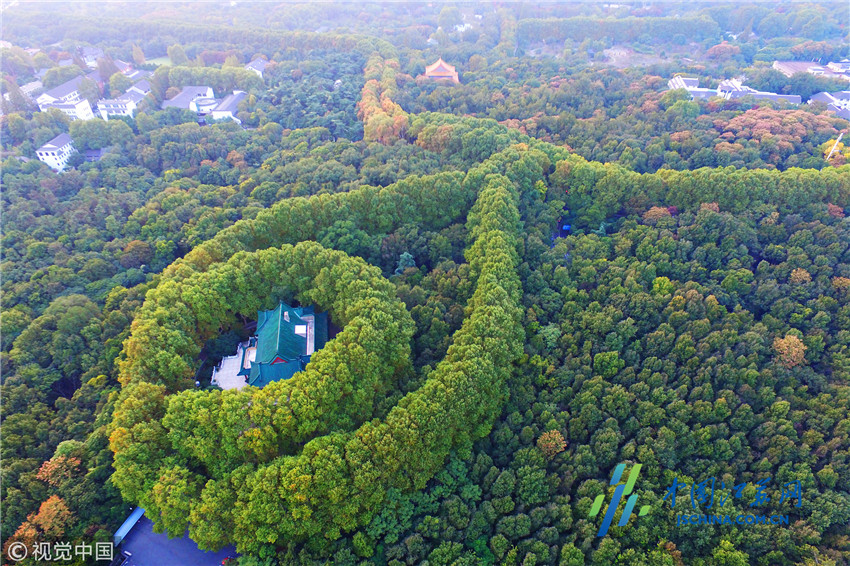 南京:航拍美龄宫巨型宝石项链 秋意初现