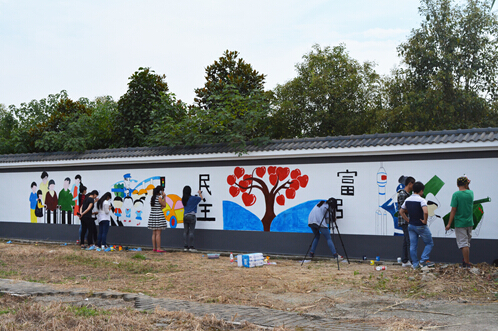 志愿者墙绘社会主义核心价值观