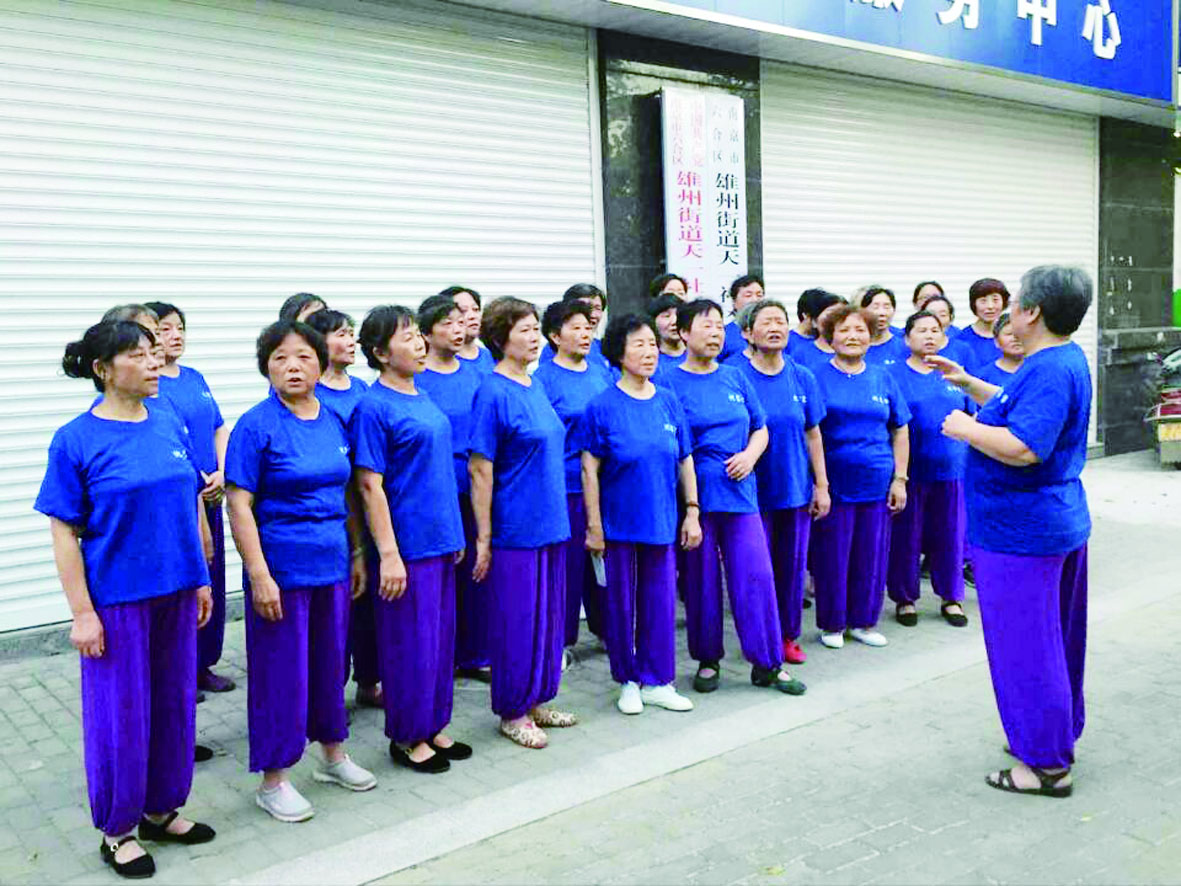 天一老年健身舞班高歌抗日经典歌曲