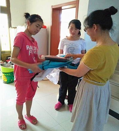 渡桥社区开展慰问困难家庭儿童活动