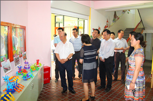 南京市关工委胡序建等领导六一前夕慰问玄武