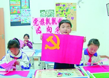 暑假悄然结束,孩子们已迈入校园开始新的学期。今年暑期,湖东社工委和辖区各社区居委会利用暑期这一加强未成年人思想道德建设的重要时机,精心设计和开展各类未成年人教育活动达151次,内容丰富,形式新颖、吸引力强,给孩子们的暑假生活搭建了一道七色彩虹,深受家长和孩子们的好评,给湖东娃的七彩夏日画上了圆满句号。