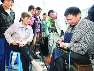 苏州:残疾人为居民免费修鞋