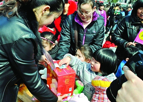 苏州高新区狮山中心幼儿园:爱心义卖获1.3万元