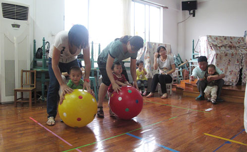 苏州:幼儿早教进社区 亲子游戏齐参与