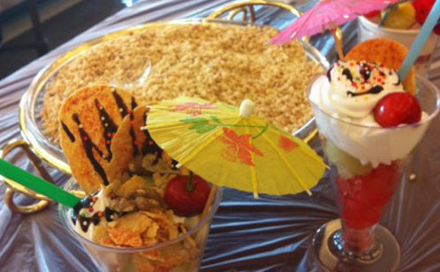 炎炎夏日,在烈日烧烤的苏州工业园区枫情水岸社区的幸福生活季开启了周末亲子乐,周末亲子乐系列活动一直在延续,传递着夏日的快乐和清凉。社区亲子乐活动精彩不断,好戏周周上演,场场精彩火爆。 DIY冰淇淋 清凉一夏 冰淇淋是一种营养价值较高的冷冻食品,可四季享用、老少皆宜。