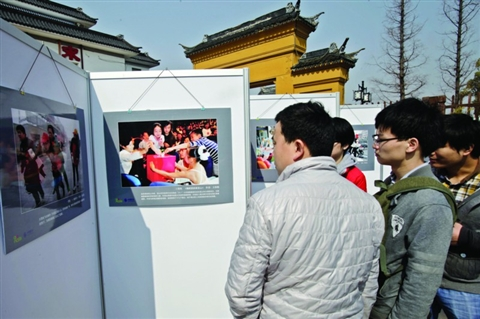 随手拍志愿者风采 搭建爱心传播平台_江苏文明