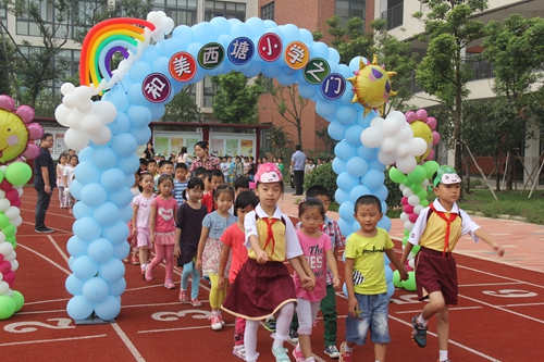 昆山举行一年级新生7岁入学礼