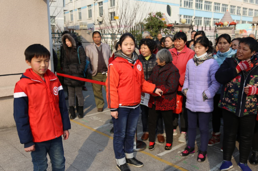 ...的学生志愿者正引导家长有序排队接孩子-昆山市 内外兼修 建设文明...图片 351009 528x351