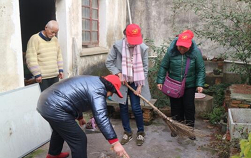 志愿者为赵金华老人打扫卫生 图片来源:吴江区文明办