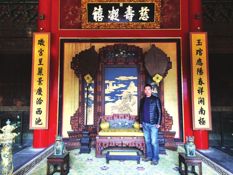 相城缂丝技艺传人王建江,继去年复制完成故宫寿康宫正殿的缂丝屏风