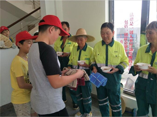 炎炎夏日送温暖 爱心绿豆汤显真情