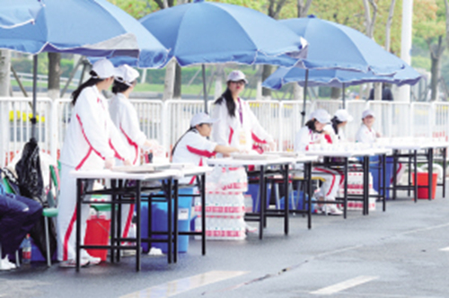 太仓市:志愿者们为竞走马拉松大赛增添光彩