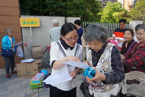 废品银行活动现场 周亚萍摄 图片来源:苏州工业园区