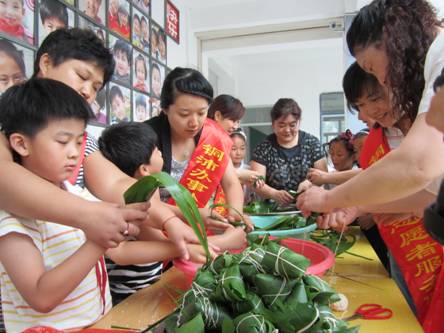 徐州鼓楼区铜沛街道开展小手包粽子,敬老显温