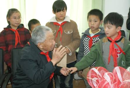 徐州市泉山区抗日老战士为10名学生捐款助学
