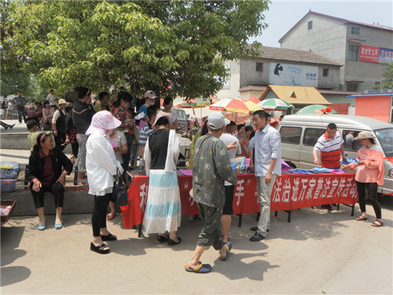 为进一步深化法制宣传教育,切实推进六五普法进校园、进社区工作,近日,徐州市铜山区司法局利国司法所联合利国镇法治办、综治办组成的普法宣教小组走进利国实验小学、利国中学及社区开展法制宣传教育活动。 本次宣传活动包括:普法宣传、法律援助、特殊人群管理、法治创建、防范知识、急救常识、禁毒等多方面内容。 普法宣教小组就有关发生在社会、校园周边和学生身边的真实案例,运用生动活泼、通俗易懂的语言,深入浅出地向家长和学生讲解了道路交通安全、自我保护、预防违法犯罪、防火、防溺水等法律知