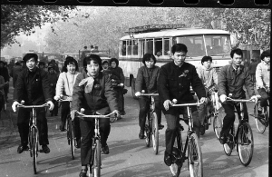 上世纪八十年代自行车婚礼.徐枫 摄