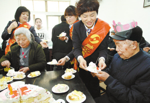 社区老党员的90岁生日