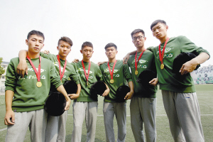 骑机器人 打马球