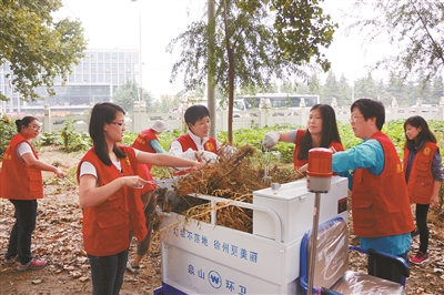 巾帼志愿者清理环境卫生