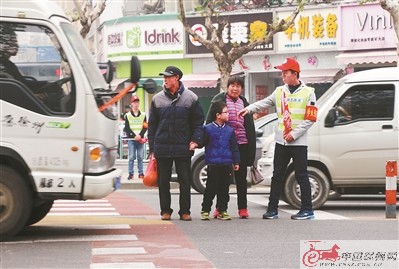 大学生党员志愿者 参加文明交通志愿服务