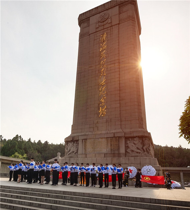 徐州工程学院千余名师生清明祭扫淮塔缅怀革命先烈