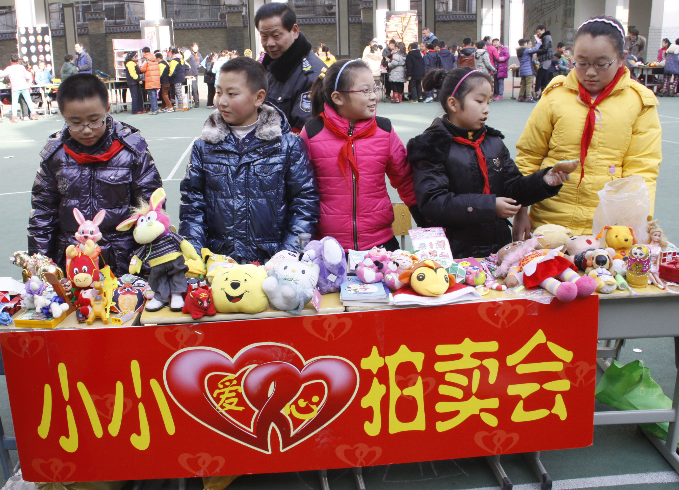 徐州市大马路小学开展小跳蚤市场爱心购活动