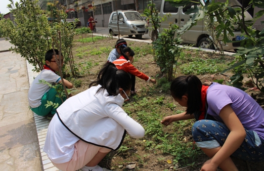 红领巾志愿者美化环境弘扬正能量