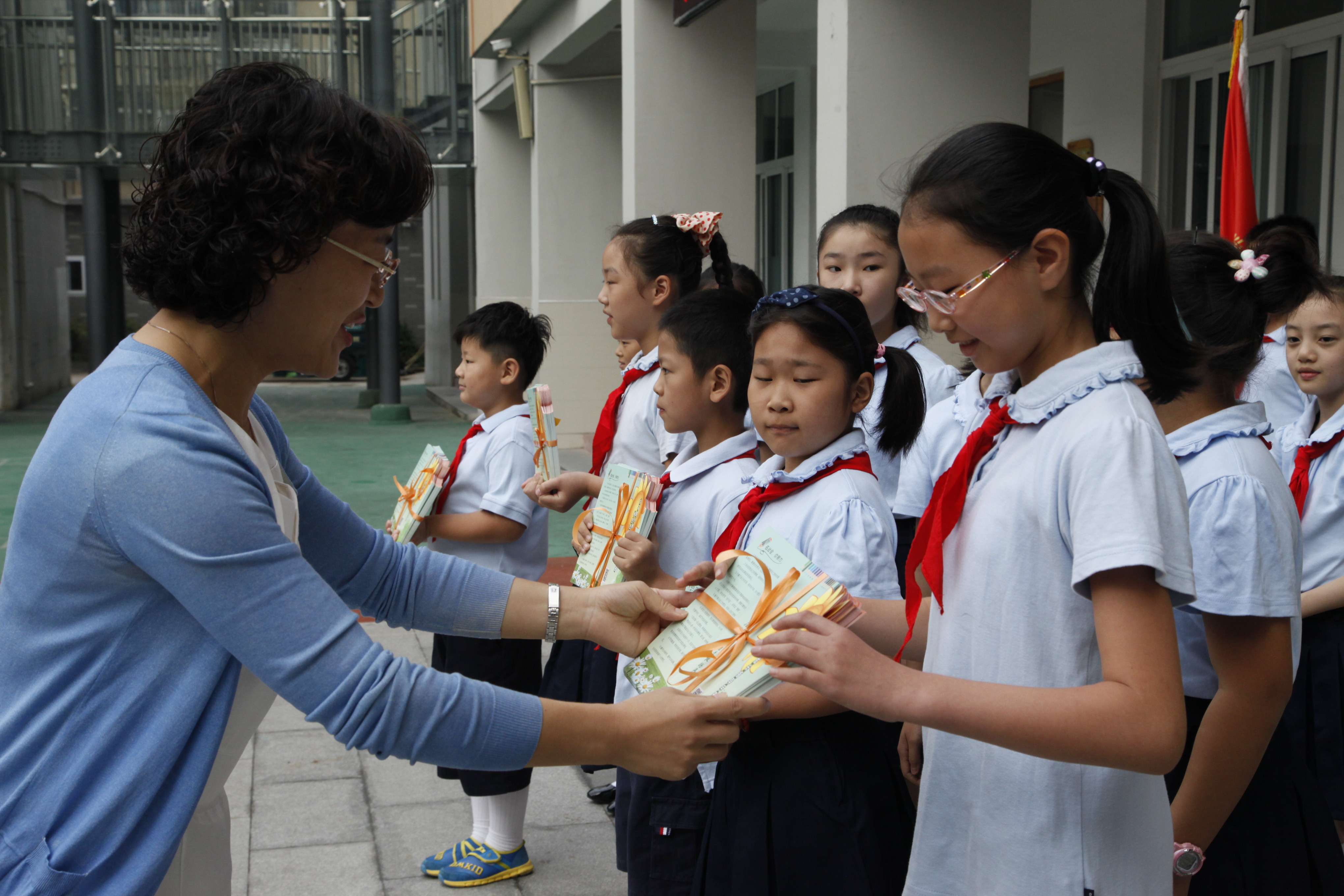 徐州市大马路小学开展为小学生们赠书活动.