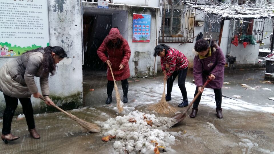 万通社区:手挽手志愿者清扫积雪保道路通畅