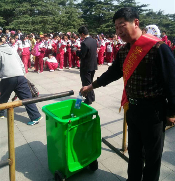 琵琶街道台子社区开展文明祭扫活动