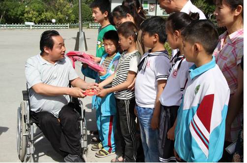 张言海向曙光小学孤残儿童献爱心