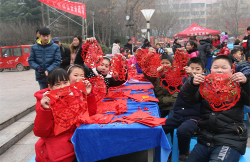 沛县正阳小学开展春节剪纸送吉祥社会实践教育