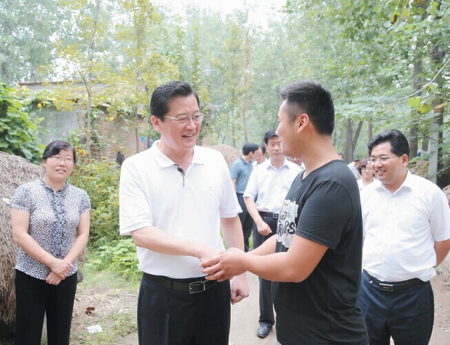 邳州市市四套班子领导走访慰问贫困大学生