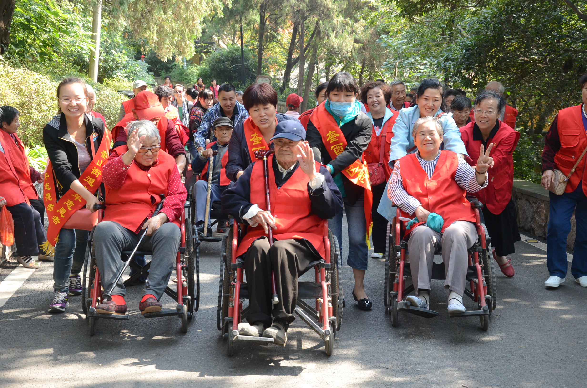 泉山区奎山街道:50余名老人云龙山上欢乐过重阳节