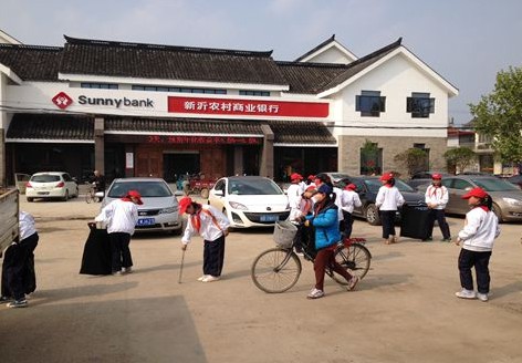 窑湾镇学生志愿者开展清扫窑湾街道志愿服务活