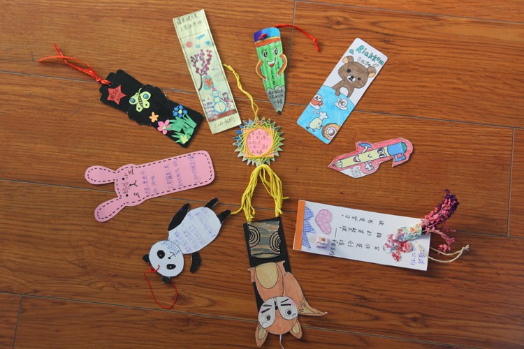 为展现学生个性,培养学生动手能力,营造浓郁的书香氛围,促进学生多读、乐读,良好读书习惯的形成,新安小学举行了读书节系列活动创意书签设计大赛。 活动中同学们制作的书签,设计新颖,富有创意,融趣味性,教育性,实用性于一体。有形象逼真的树叶书签、动物书签、用水彩笔勾画的各种图案等。一句句为中华之崛起而读书、书读百遍,其义自见等激励性语句和名人名言跃然书签上。学生们用画笔将对书籍和知识的热爱溶于了这小小的书香味浓的书签上了。每一枚书签上都凝结着孩子丰富的想象和真挚的情感。经过评委组的认真评定