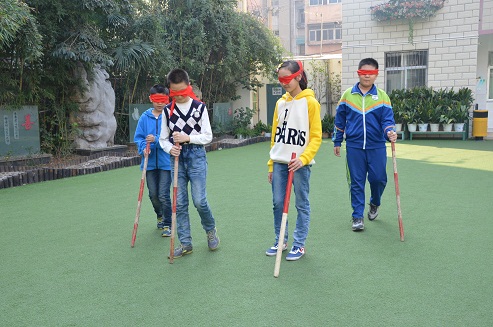 【附小】徐师一附小学生蒙眼走路 体会盲人艰辛