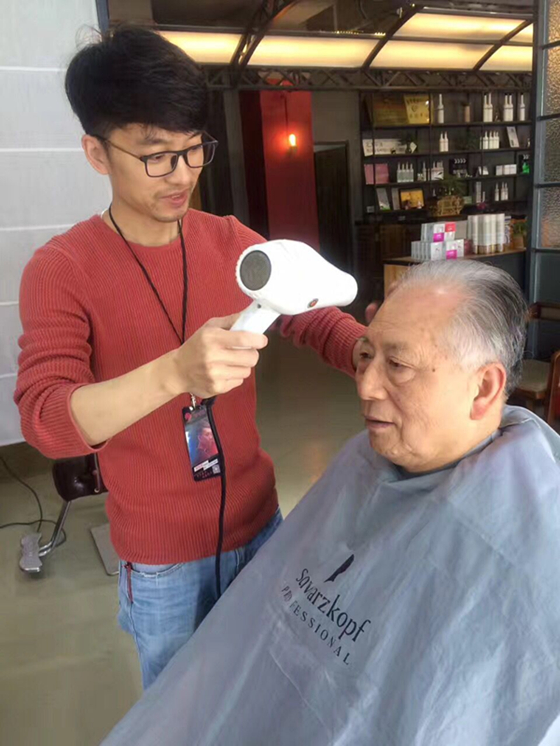 关爱夕阳微云义剪 义务为老人和残障人士理发