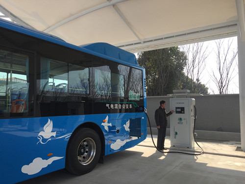 金坛区首座新能源公交车充电站建成投入使用