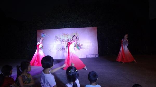 7月4日晚,在三里村委沈家村健身广场上,欢声笑语,灯火闪耀,2017年第一场社区天天乐拉开了序幕,演出团队表演了舞蹈甜蜜爱情、天边,女声独唱桃花谣,旗袍秀花好月圆等9个节目,吸引了各自然村的村民前来观看,给炎热的夏日增添了一丝凉意。 图片来源:天宁区文明办