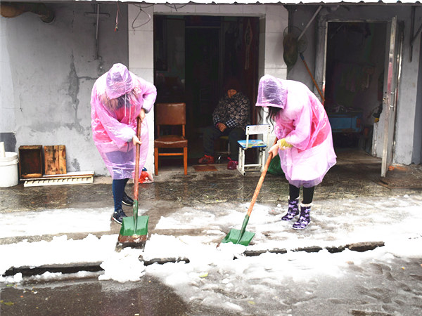 丽二社区开展铲雪志愿服务活动