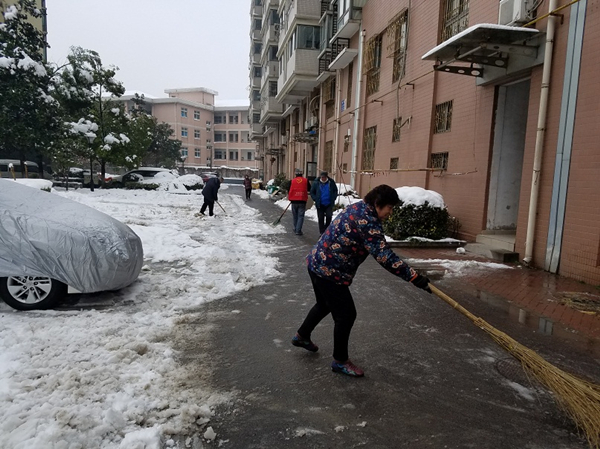 朝阳花园社区志愿者服务 扫雪除冰暖人心
