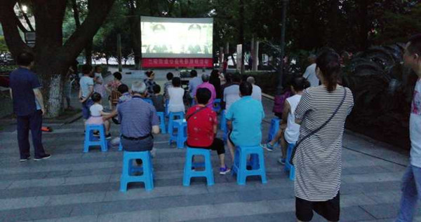 乾盛兰庭社区放映电影 丰富居民文化生活