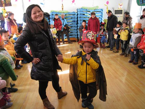 震泽实幼:环保时装秀 浓浓亲子情