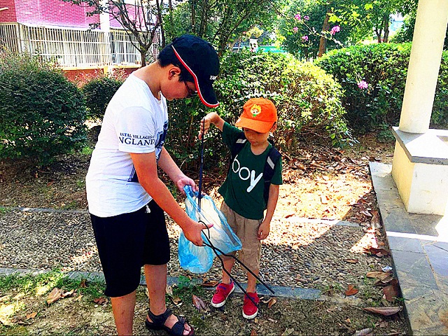 滨湖:景丽东苑社区开展小小志愿者捡垃圾活动