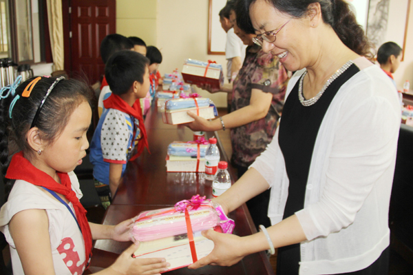 惠山幸福义工为寒门学子献爱心